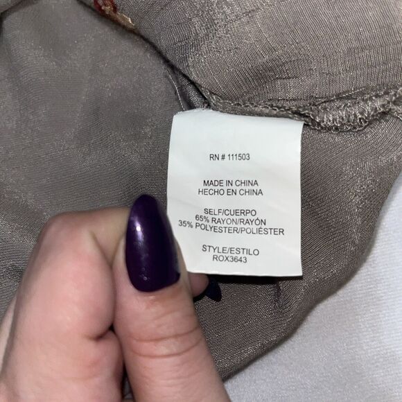 Fig & Flower Top Blouse S Small Taupe Embroidered Floral Roll Tab Sleeve 3A - Picture 7 of 9